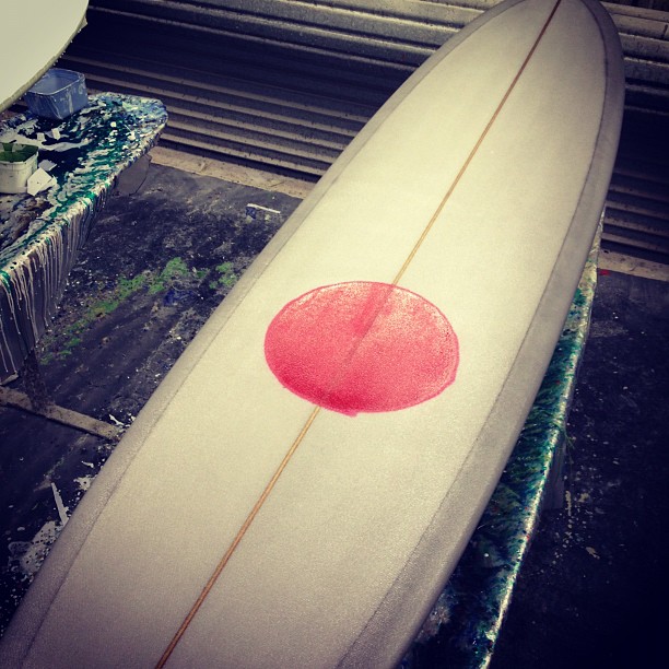  Color your day with a red spot special @ddiversesurf and a BT model surfboard