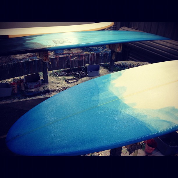  Its a #blueday @diversesurf and #modernvintage #customsurfboards in the #glassingbay with #resincolors